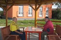 Důchodce Josef Podlas (vlevo) našel v zařízení pro seniory střechu nad hlavou. Pobeseduje občas i se starostou obce Vratislavem Němečkem (vpravo).