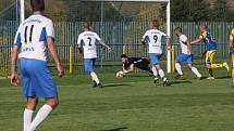 Fotbalisté Slavkova (modré dresy) v 7. kole I.B třídy přehráli oslabený Tlumačov 3:0.