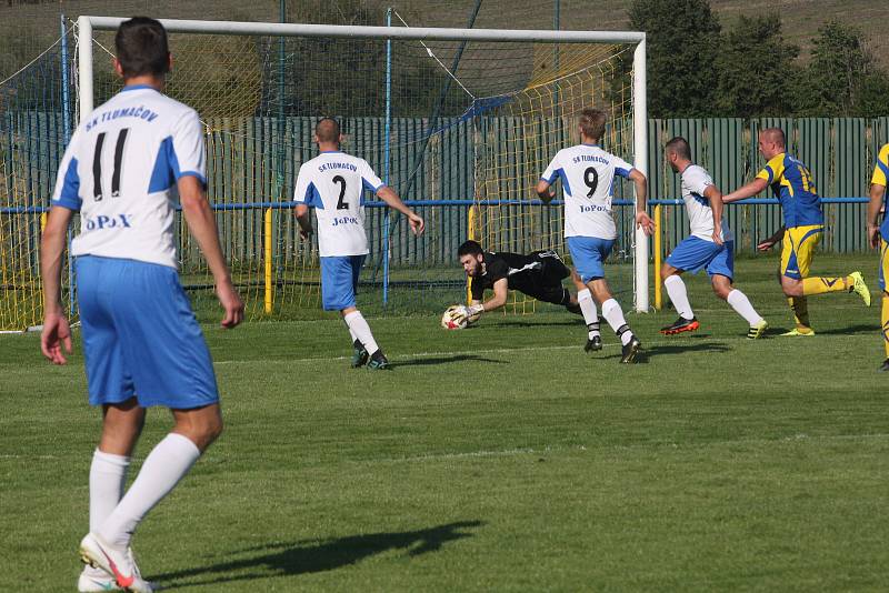 Fotbalisté Slavkova (modré dresy) v 7. kole I.B třídy přehráli oslabený Tlumačov 3:0.