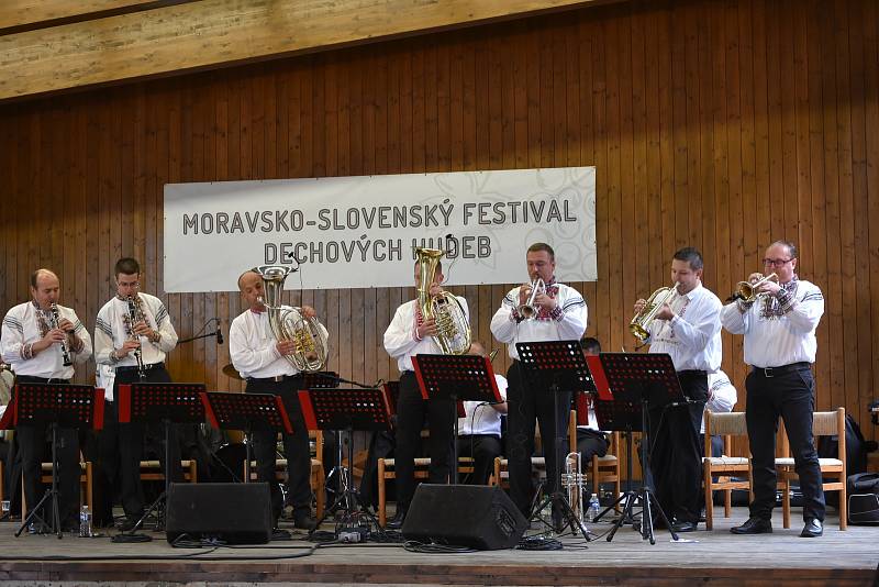 Festival dechovek ve Starém Hrozenkově doprovodilo mrholení