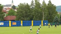 Fotbalisté Slovácka (v modrých dresech) porazili na hřišti ve Strání slovenskou Skalici 1:0.