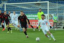 Fotbalisté Slovácka (bílé dresy) zakončili podzimní část domácím zápasem s Jabloncem.