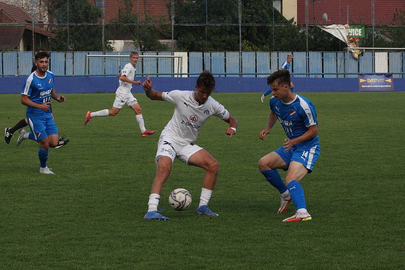 Fotbalisté Slovácka B (bílé dresy) v páteční předehrávce 32. kola MSFL remizovali na hřišti v Kunovicích s juniorkou Ostravy 2:2.