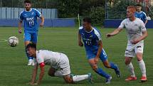 Fotbalisté Slovácka B (bílé dresy) v páteční předehrávce 32. kola MSFL remizovali na hřišti v Kunovicích s juniorkou Ostravy 2:2.