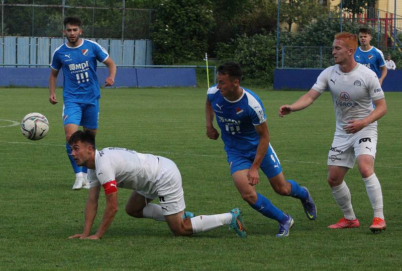 Fotbalisté Slovácka B (bílé dresy) v páteční předehrávce 32. kola MSFL remizovali na hřišti v Kunovicích s juniorkou Ostravy 2:2.