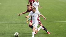 Fotbalisté Slovácka (v bílých dresech) v posledním zápase základní části FORTUNA:LIGY prohráli se Spartou 0:2