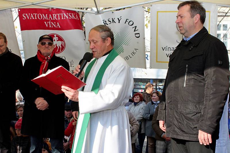 Masarykovo náměstí v Uherském hradišti se zaplnilo lidmi, vínoznalci, vinaři i hradišťským farářem Josefem Říhou, který přede všemi, i před sv. Martinem na koni požehnal letošním svatomartinským vínům.