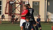 Fotbalisté Uherského Brodu (červené dresy) v prvním kole MSFL remizovali s béčkem Slovácka 3:3.