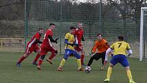 Fotbalisté posledního Uherského Ostrohu (červené dresy) hráli doma se Starým Městem nerozhodně 1:1.