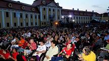 „Interaktivní charitativní sbírka finančních darů, které jste nám dali nebo zaslali při Večeru lidí dobré vůle, dosáhla jednoho milionu 758 tisíc 851 korun,“ oznámila v závěru benefiční hudební produkce její moderátorka Barbora Černošková.