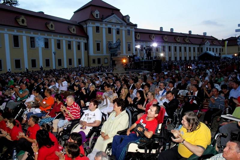 „Interaktivní charitativní sbírka finančních darů, které jste nám dali nebo zaslali při Večeru lidí dobré vůle, dosáhla jednoho milionu 758 tisíc 851 korun,“ oznámila v závěru benefiční hudební produkce její moderátorka Barbora Černošková.