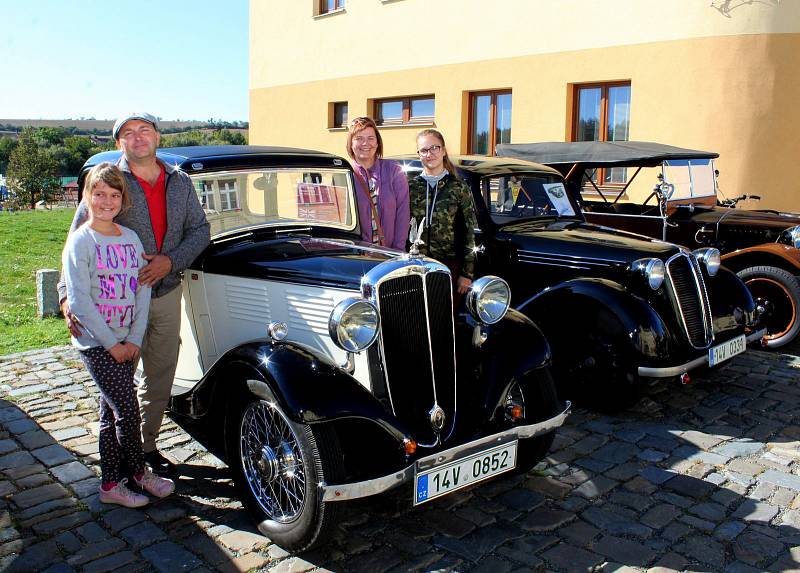 Slunečné počasí přálo v neděli cílové jízdě členů Slováckého Veteran Car Clubu Uherské Hradiště.