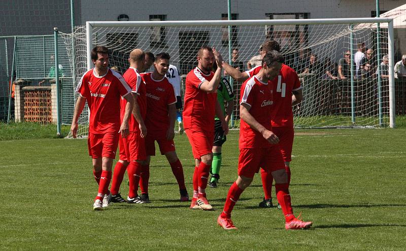 Fotbalisté Zlechova (zelené dresy) ve 22. kole krajské I. A třídy skupiny zdolali Újezdec 2:1 a přiblížili se záchraně.