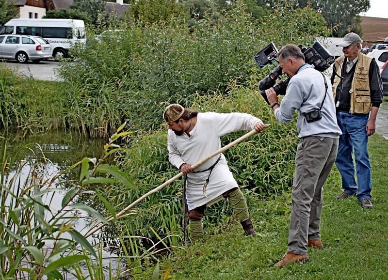 Archeoskanzen na Modré okupuje filmový štáb ČT, Velkomoravané a skupiny oživlé historie. 