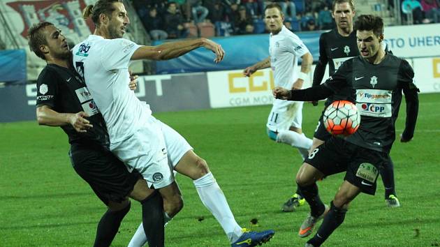 Michal Trávník (vpravo) se vrátil na hřiště Slovácka v dresu Jablonce a odvezl si bod. 