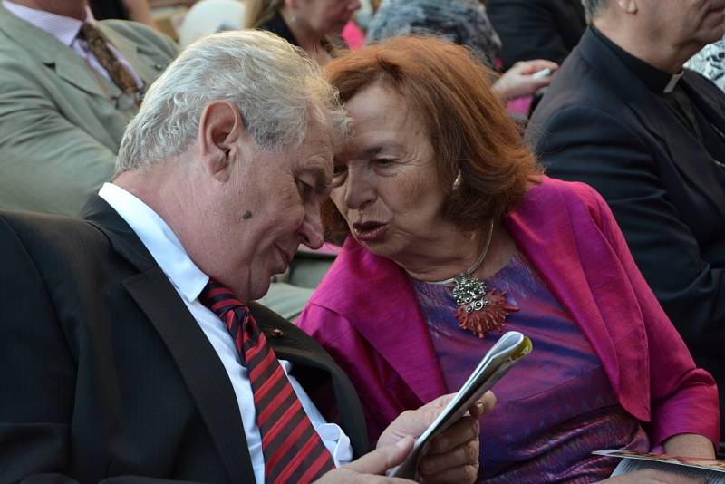 Také letos zavítala na Velehrad řada známých osobností. Prezident ČR Miloš Zeman a Livia Klausová.