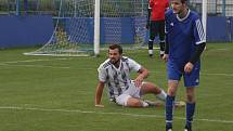 Fotbalisté Kunovic (modré dresy) v 11. kole krajské I. A třídy skupiny B i bez omluveného trenéra Chaloupky zdolali Těšnovice 2:1.