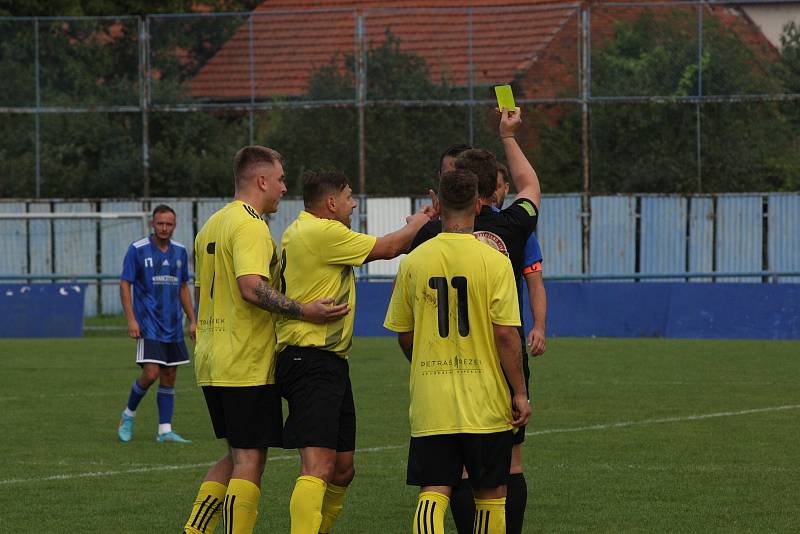 Fotbalisté Kunovic (žluté dresy) v 5. kole krajské I. A třídy skupiny B podlehli favorizovaným Zborovicím 1:2.