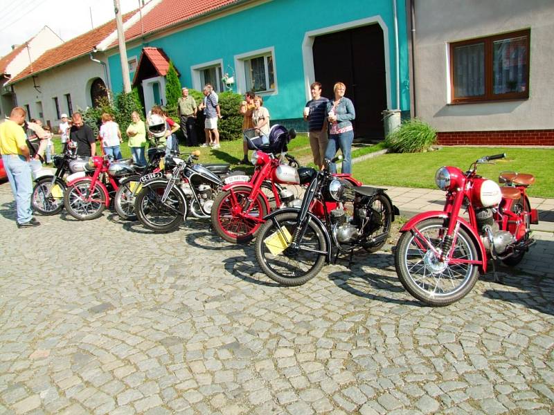 Motocykly uchvátily topolenské zvědavce.