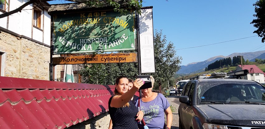 Turisté z Ostrožské Lhoty v Koločavě, v kraji Nikoly Šuhaje na Zakarpatské Ukrajině.