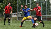 Fotbalisté Prakšic (modré dresy) vstoupili do nové sezony domácí výhrou nad Babicemi 1:0.