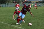 Fotbalisté Slavkova (bíločervené dresy) na úvod nové sezony zdolali Velký Ořechov 1:0.