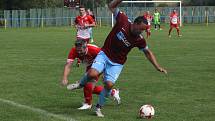 Fotbalisté Slavkova (bíločervené dresy) na úvod nové sezony zdolali Velký Ořechov 1:0.