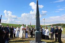 Pětimetrový obelisk ze žuly a bronzu u Tupes připomíná návštěvu papeže Jana Pavla II. Odhalili ho 30. května odpoledne.