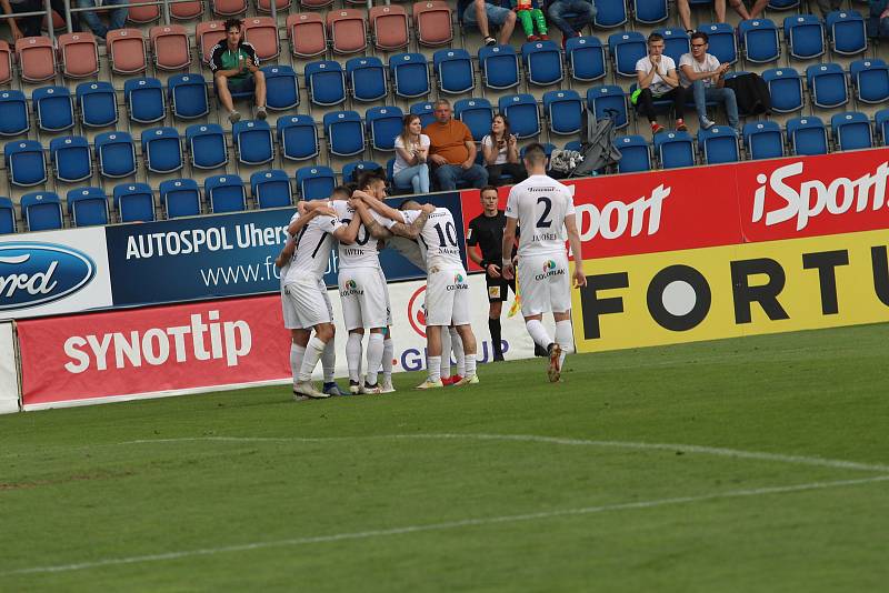 Fotbalisté Slovácka (bílé dresy) zakončili letošní sezonu domácím zápasem s Karvinou Foto: Deník/Stanislav Dufka