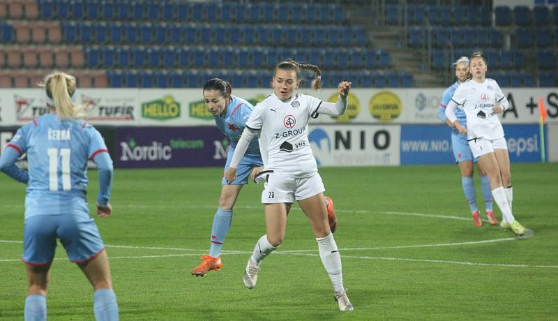 Fotbalistky Slovácka (bílé dresy) se v předehrávce 9. kole první ženské ligy utkaly s vedoucí Slavií Praha.