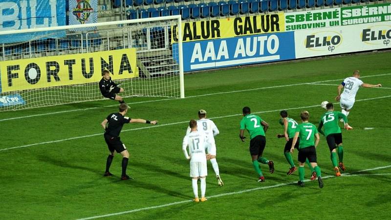 Fotbalisté Slovácka (v bílých dresech) v dohrávce 4. kola přehráli poslední Příbram 5:1.