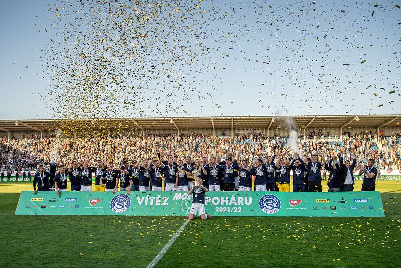 Finále českého fotbalového poháru MOL Cupu: 1. FC Slovácko - Sparta Praha, 18. května 2022 v Uherském Hradišti. Fotbalisté Slovácka slaví první velkou trofej.