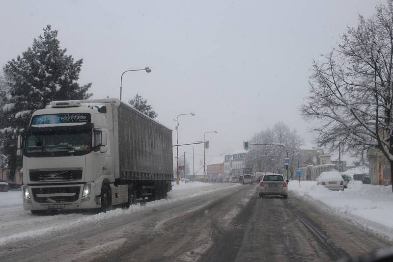 Slovácko v pondělí 28. ledna ráno zasáhla vydatná sněhová nadílka. Po celé ráno komplikovala především dopravu.