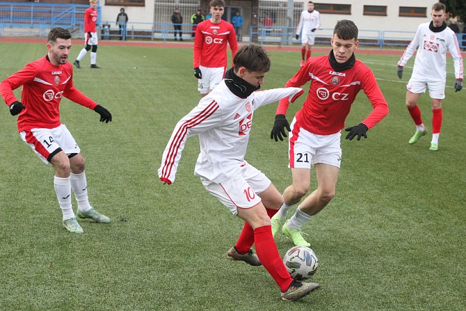 Fotbalisté třetiligového Uherského Brodu (červené dresy) doma na Lapači remizovali s divizním Valašským Meziříčí 1:1.