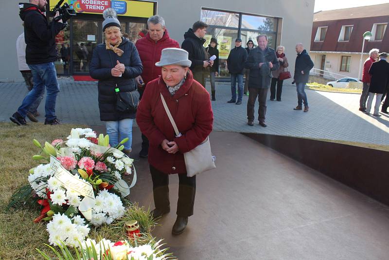 Desítky příchozích v Uherském Brodě věnovaly v pondělí 24. února po poledni tichou pietní vzpomínku na osm zastřelených lidí před pěti lety v tamní restauraci Družba, kdy tam sedm mužů a jedna žena zemřeli rukou šíleného vraha Zdeňka Kováře.