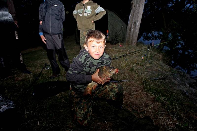 Patnáct hodin se soustředili rybáři na své pruty u dvou vodních ploch před Velehradem.