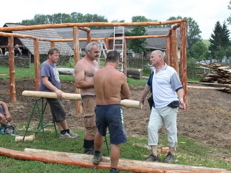 Archeolog Zemského muzea v Brně Luděk Galuška (První zprava) si popovídal s řemeslníky.