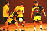 Futsalová liga Uherskohradišťska – 2. kolo: Superfrankie MD Team – GFC (ve žlutém) 3:4.