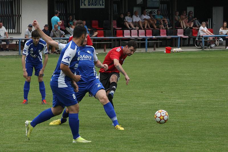 Fotbalisté Babic (červené dresy) ve 25. kole okresního přeboru Uherskohradišťska zdolali předposlední Březolupy 2:0.