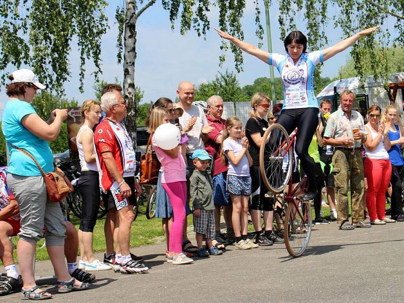 Sportovní podnik Na kole dětem přivedl cyklistický peloton také do Drslavic