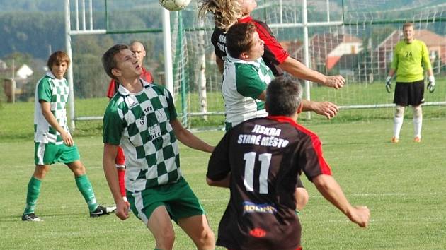 Fotbalisté Kudlovic (v kostkovaném) nenavázali na vítězství v Bánově a před domácími fanoušky odevzdali všechny body Starému Městu.