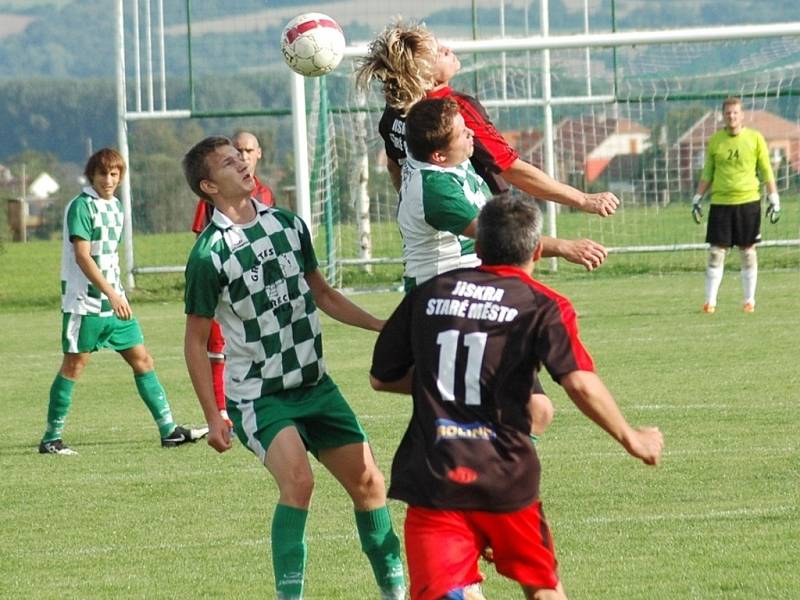 Fotbalisté Kudlovic (v kostkovaném) nenavázali na vítězství v Bánově a před domácími fanoušky odevzdali všechny body Starému Městu.