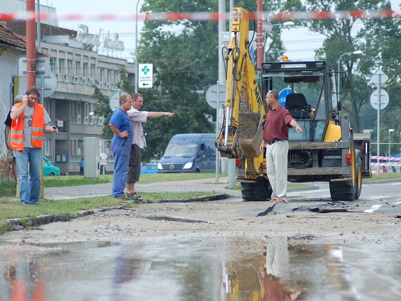 Samovolná havárie vodovodního potrubí způsobila dopravní kolaps na hlavním tahu z Uherského Hradiště na Jarošov.