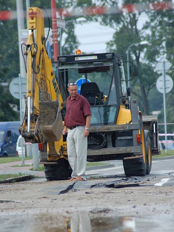 Samovolná havárie vodovodního potrubí způsobila dopravní kolaps na hlavním tahu z Uherského Hradiště na Jarošov.