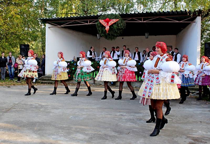 Pestrosti slováckých krojů dalo vyniknout při hodech v Nedakonicích krásné tereziánské babí léto.