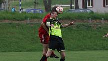 Fotbalisté Jalubí (žlutočerné dresy) v semifinále Poháru OFS Jarošovský pivovar zdolali Nedakonice 3:0.