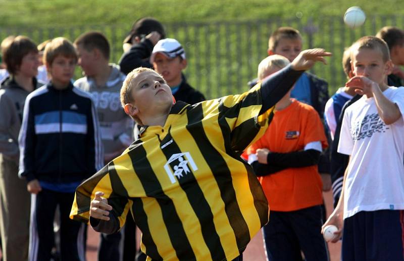 Kinderiáda na atletickém stadionu v Uherském Hradišti.