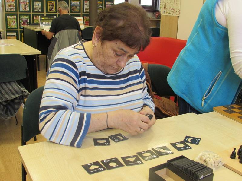 Nevidomí v Knihovně BBB v Uherském Hradišti ukázali své verze deskových her.