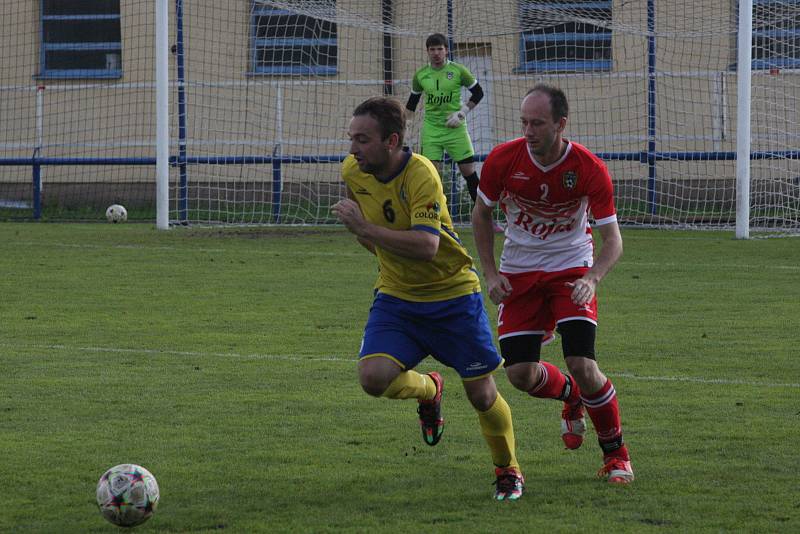 Fotbalisté Starého Města (žluté dresy) v 8. kole I. B třídy skupiny C přetlačili Slavkov 2:1.