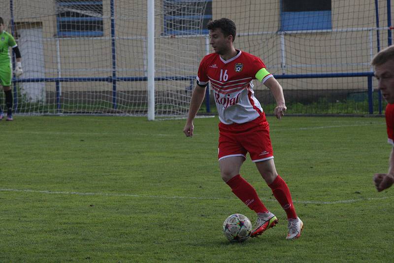 Fotbalisté Starého Města (žluté dresy) v 8. kole I. B třídy skupiny C přetlačili Slavkov 2:1.